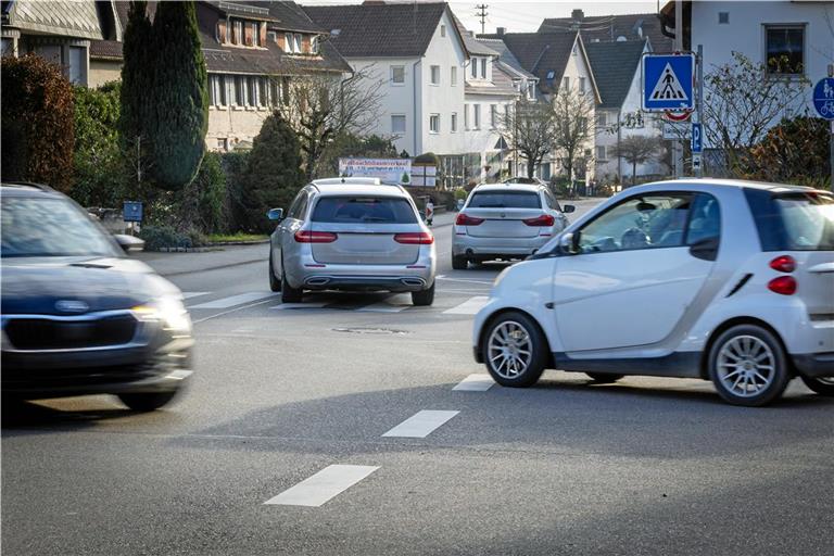 Sind die Parkplätze am Fahrbahnrand der Oberstenfelder Straße alle belegt, so muss man sich aus der Schulstraße kommend beim Einfahren bis auf den Zebrastreifen vortasten, um an den geparkten Autos vorbeisehen zu können. Foto: Alexander Becher