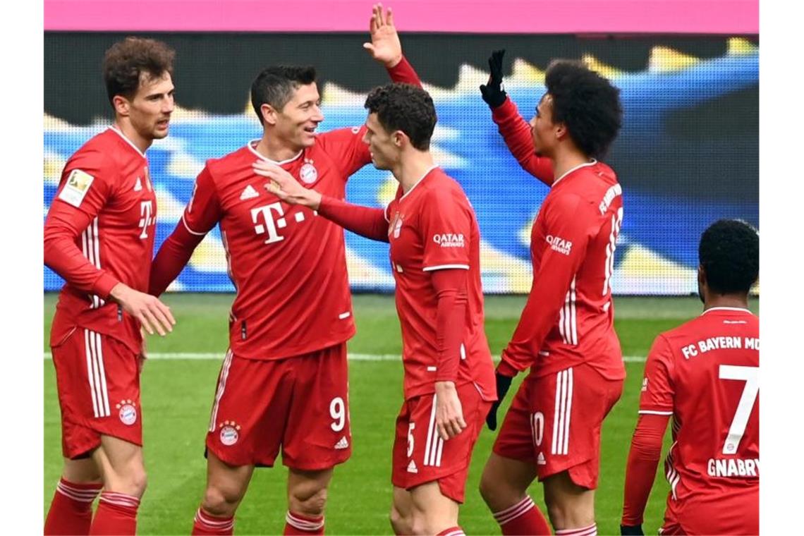 Hansis „Freude“ über 40. Sieg - LewanGOALski: Nur noch fünf Sind gegen den VfB Stuttgart zu Hochform aufgelaufen: Die Bayern siegten in Unterzahl mit 4:0. Foto: Matthias Balk/dpa POOL/dpa