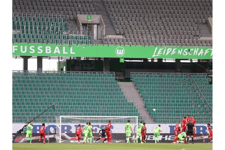Sind Geisterspiele in der Fußball-Bundesliga bald Geschichte?. Foto: Kai Pfaffenbach/Reuters-Pool/dpa
