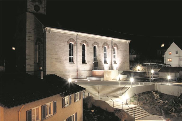 Sind im Schulbuch „Heimat und Welt“ abgebildet: Der Kirchplatz Spiegelberg und das sanierte Schulhaus Nassach. Fotos: J. Fiedler/E. Layher