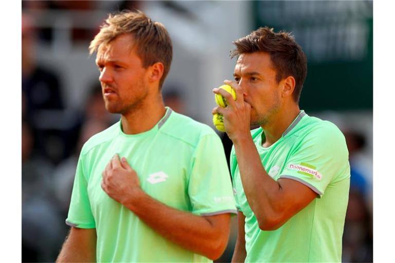 Sind in Hamburg ausgeschieden: Kevin Krawietz (l) und Andreas Mies. Foto: Pavel Golovkin/AP