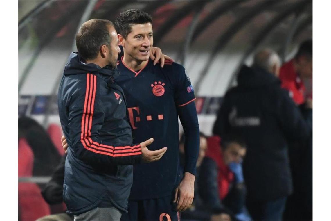 Sind mit Bayern bei Tabellenführer Leverkusen gefordert: Hansi Flick (l) und der frischgebackene Weltfußballer Robert Lewandowski. Foto: Sven Hoppe/dpa