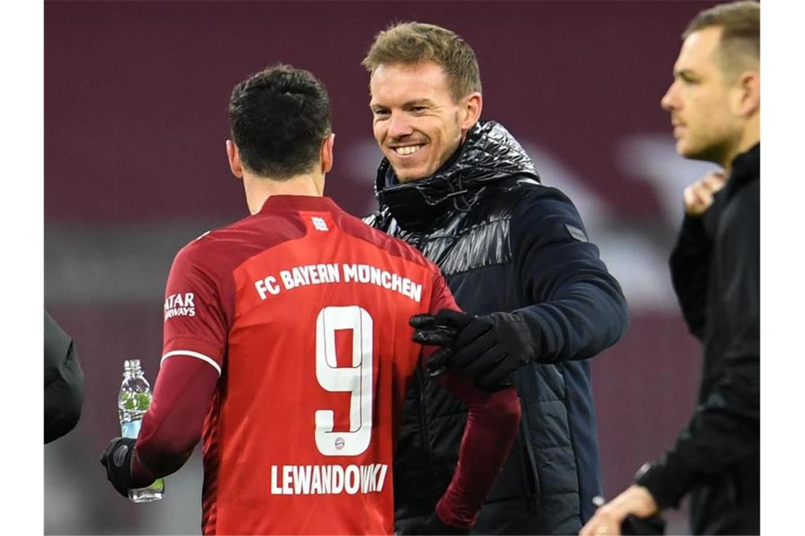 18 Clubs, 18 Thesen: Wie schaut's zur Halbzeit aus? Sind mit dem FC Bayern klar auf Titelkur: Trainer Julian Nagelsmann und Torjäger Robert Lewandowski. Foto: Tobias Hase/dpa