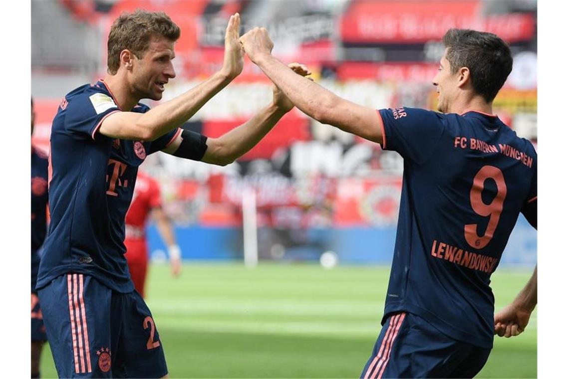 Sind nach ihren Gelb-Sperren wieder einsatzbereit: Bayerns Robert Lewandowski (r) und Thomas Müller. Foto: Matthias Hangst/Getty Images Europe/Pool/dpa