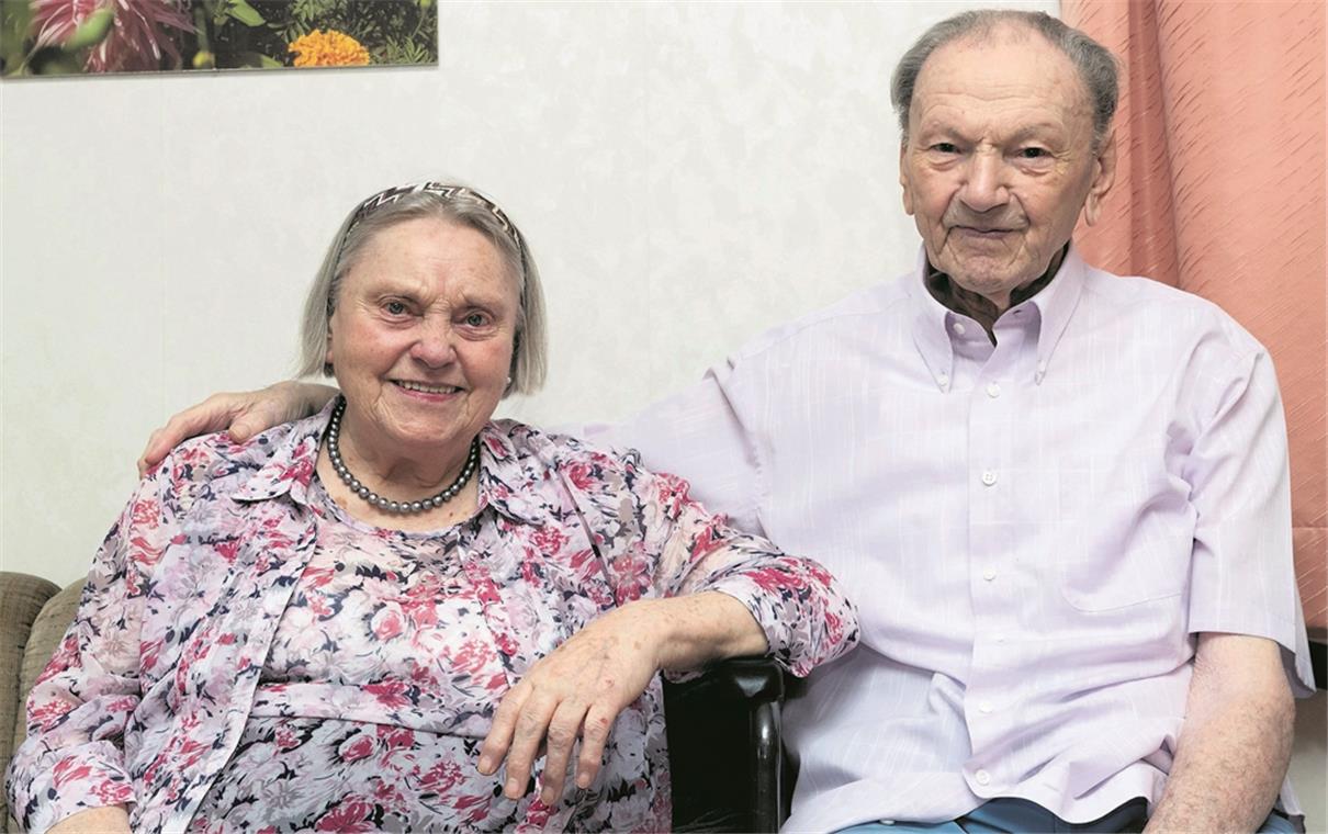 In der Landhandel-Rechnungsstelle kennengelernt Sind schon seit 65 Jahren verheiratet: Gertraude und Walter Köhler. Foto: J. Fiedler