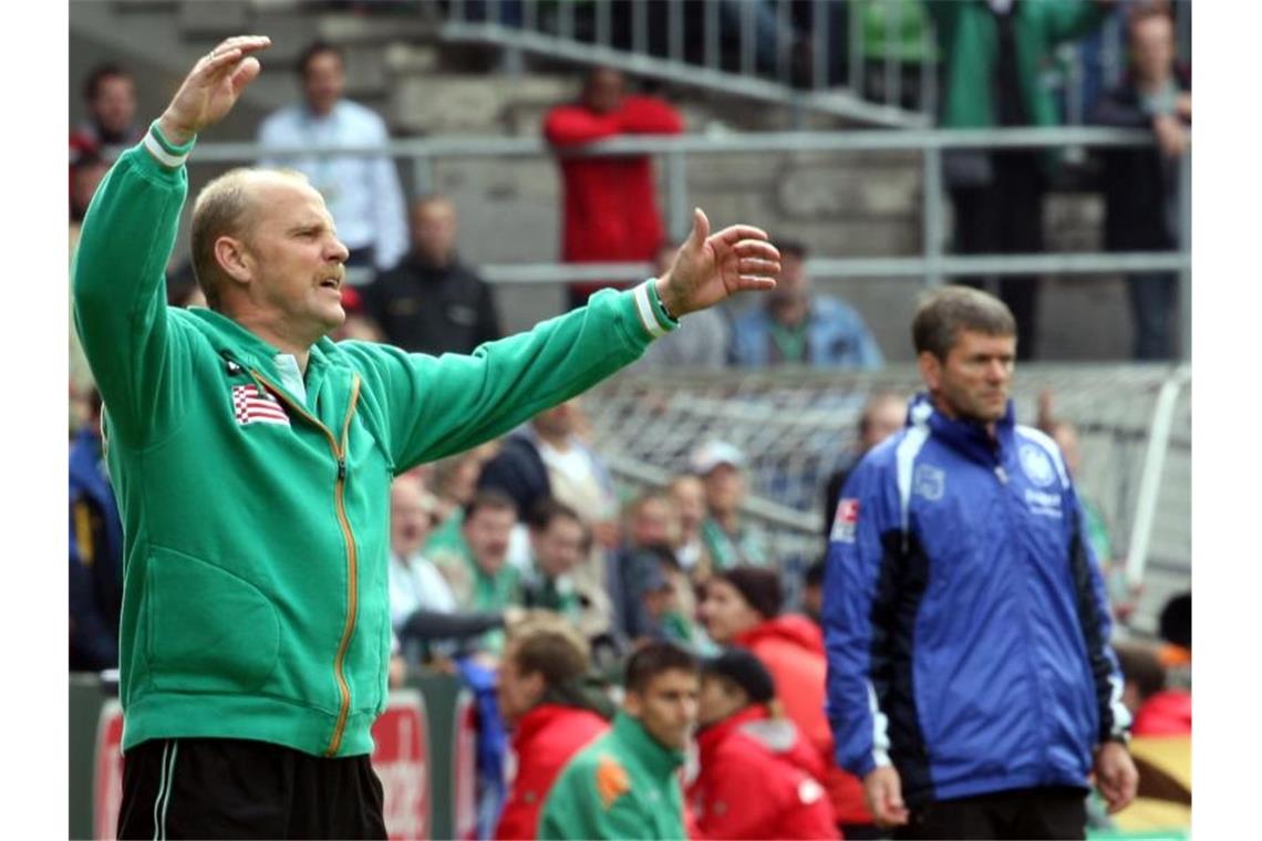 Zwei Routiniers und Kramer: Trio kämpft gegen den Abstieg Sind sich schon sehr oft in der Bundesliga begegnet: Thomas Schaaf (l) und Friedhelm Funkel. Foto: Kay Nietfeld/dpa