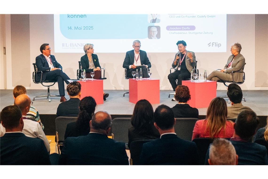 Südwesten soll KI-Vorreiter werden Sind sich weitgehend einig über die großen Chancen von KI: Tim Wenniges (UBW), Ministerin Nicole Hoffmeister-Kraut, StZ-Chefredakteur Joachim Dorfs, Codefy-Gründer Tianyu Yuan und Ex-Thyssenkrupp-Chefin Martina Merz (von links).