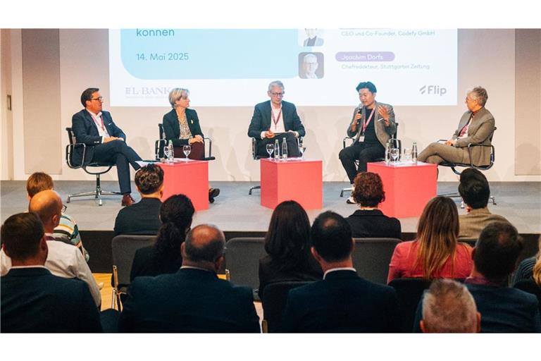 Sind sich weitgehend einig über die großen Chancen von KI: Tim Wenniges (UBW), Ministerin Nicole Hoffmeister-Kraut, StZ-Chefredakteur Joachim Dorfs, Codefy-Gründer Tianyu Yuan und Ex-Thyssenkrupp-Chefin Martina Merz (von links).