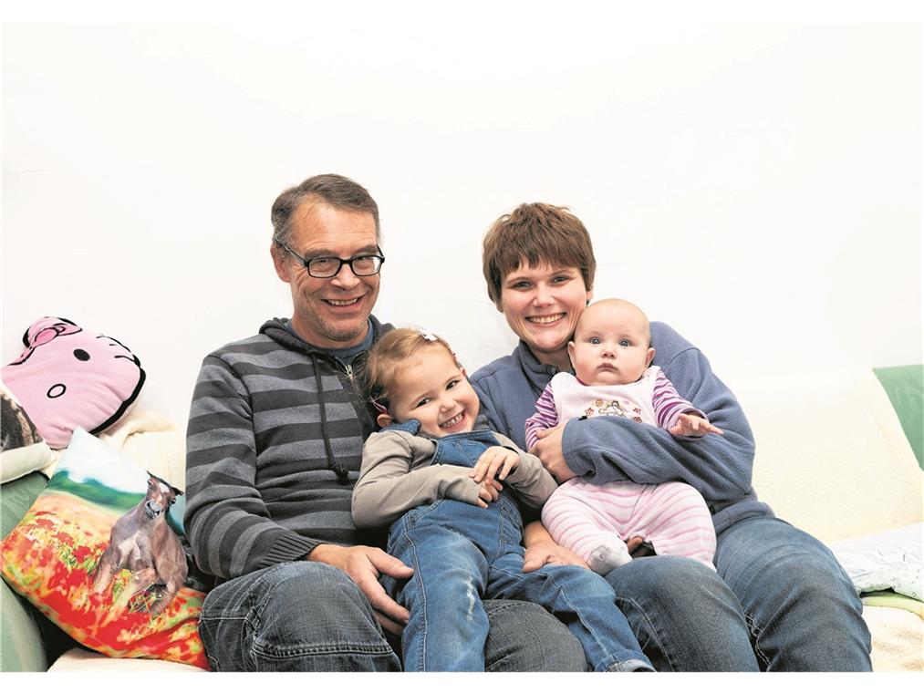 Nur die nackte Existenz gerettet Sind wieder zurück in Kirchenkirnberg und hoffen auf den Wiederaufbau ihres Hauses: Uli Reichert und Lea Weiss mit ihren Töchtern Lilli (links) und Nele.