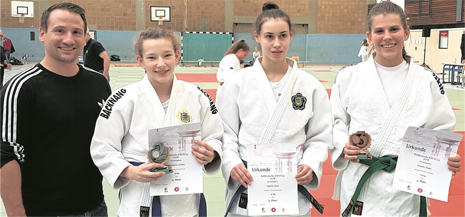 Judotalente holen zwei Medaillen Sind zufrieden (von links): Coach Daniel Strobel, Carina Hartmann, Lara Angerer und Tayla Grauer.