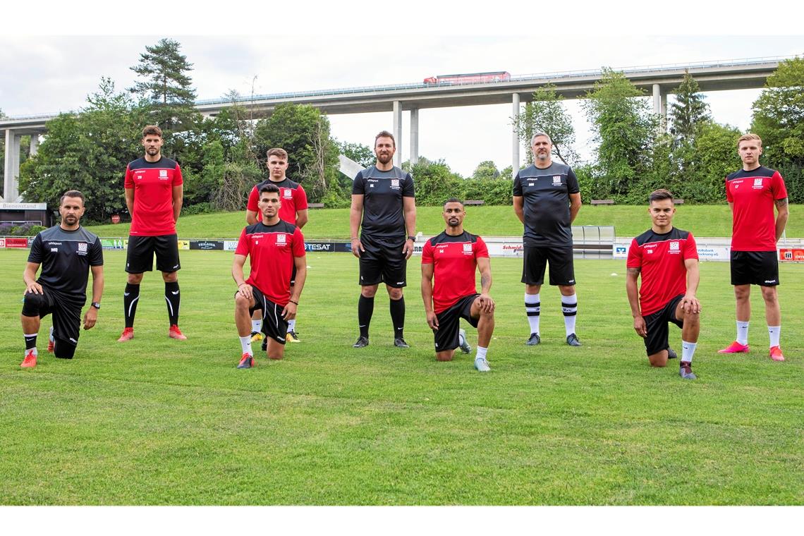 Sind zuversichtlich (von links): Der spielende Co-Trainer Mario Marinic, die Zugänge Marc Bitzer, Mert Tasdelen, Adnan Rakic, der neue Trainer Holger Ludwig, Rui Tiago Caldas de Carvalho, der neue Torwarttrainer Marc Hess, die Zugänge Niklas Pollex und Sebastian Gleißner. Fotos: A. Becher