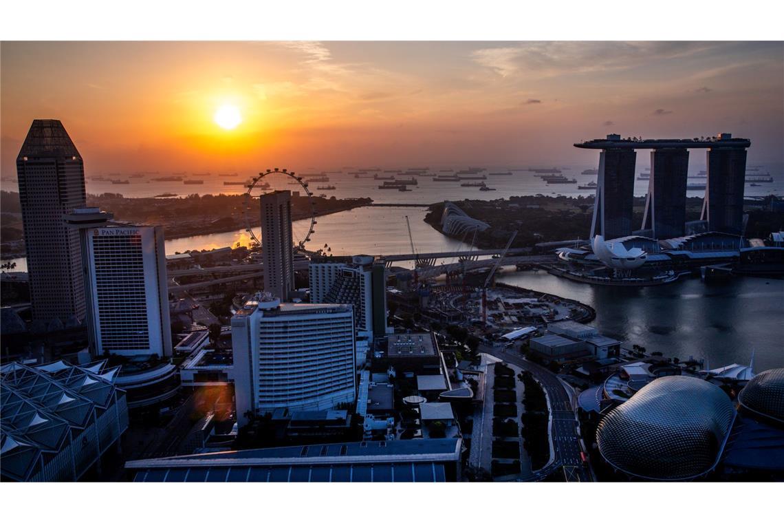 Singapur gilt als wichtiger Knotenpunkt der globalen Infrastruktur. Angesichts der unkalkulierbaren Handels- und Zollpolitik von US-Präsident Donald Trump sucht Außenminister Johann Wadephul (CDU) auch hier verlässliche Partner für eine regelbasierte Zusammenarbeit.