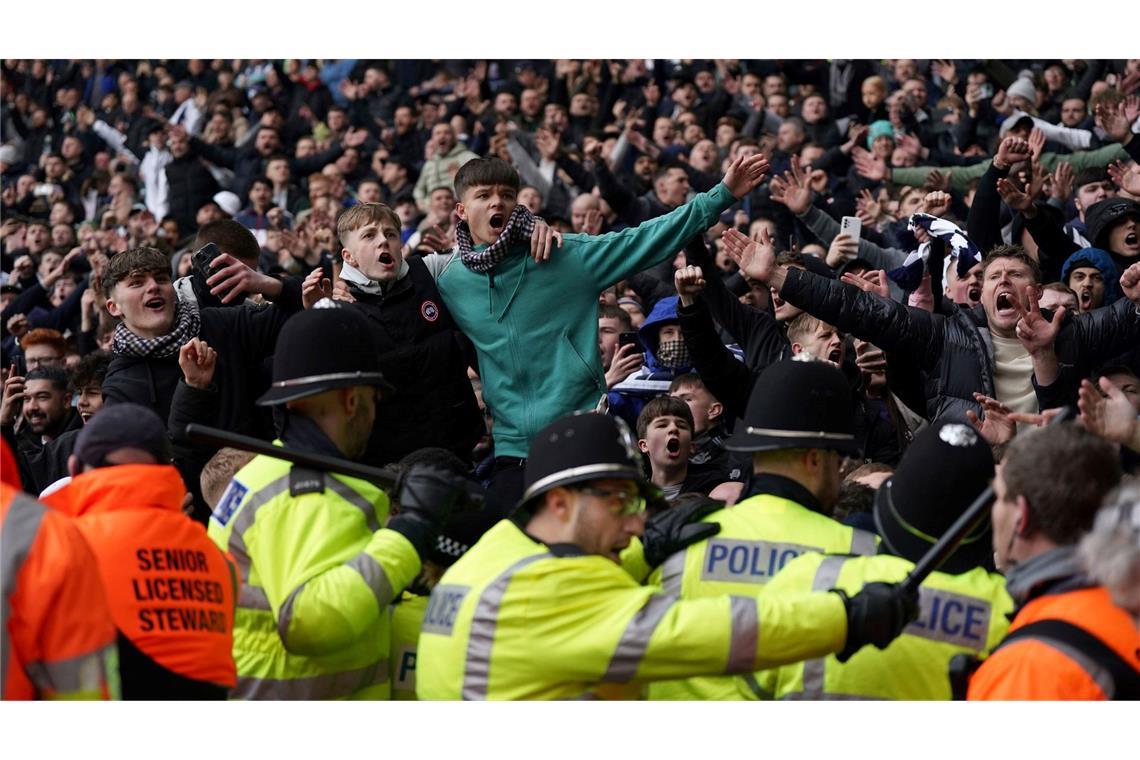 Singend auf den Tribünen: Bei der englischen FA-Cup-Partie zwischen West Bromwich Albion und den Wolverhampton Wanderers versuchen Polizisten Fans zu stoppen auf das Spielfeld zu stürmen.