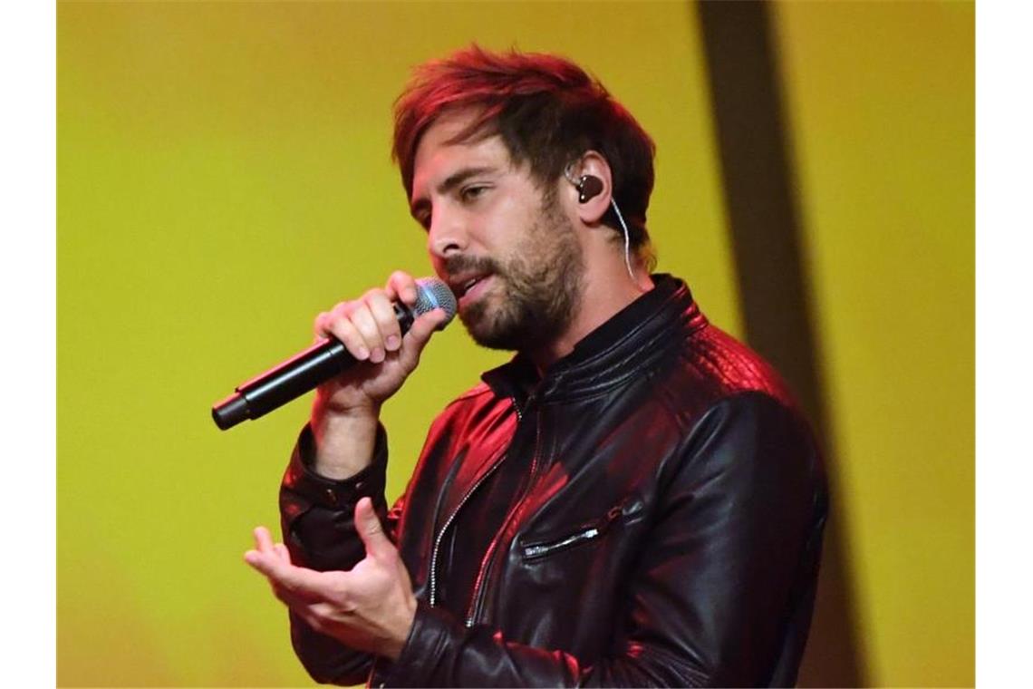 Singer-Songwriter Max Giesinger steht während einer Gala auf der Bühne. Foto: Hendrik Schmidt/dpa-Zentralbild/dpa/Archivbild