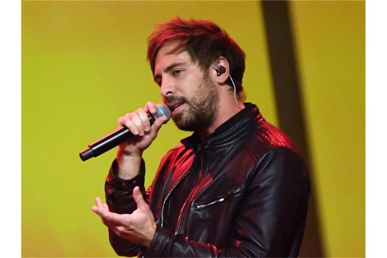 Singer-Songwriter Max Giesinger steht während einer Gala auf der Bühne. Foto: Hendrik Schmidt/dpa-Zentralbild/dpa/Archivbild