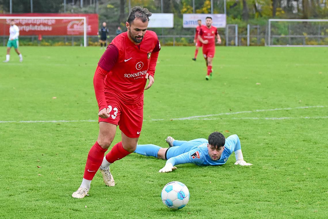 Nur in Aspach selbst wird noch gezweifelt Sinnbildlich für die bisherige Saison: Der Gegner am Boden, Fabian Eisele (in Rot) erzielt das Tor. Foto: Tobias Sellmaier