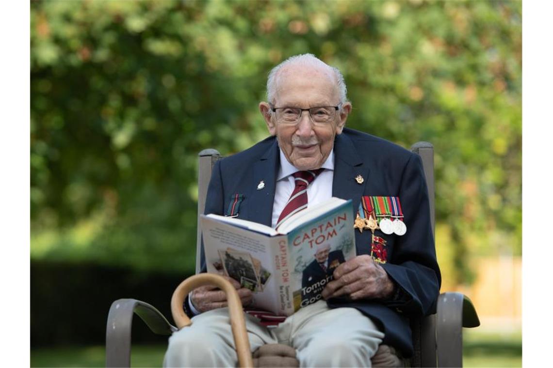 Captain Tom nach Covid-Erkrankung gestorben Sir Tom Moore mit seiner Autobiographie „Tomorrow Will Be A Good Day“. Foto: Joe Giddens/PA Wire/dpa