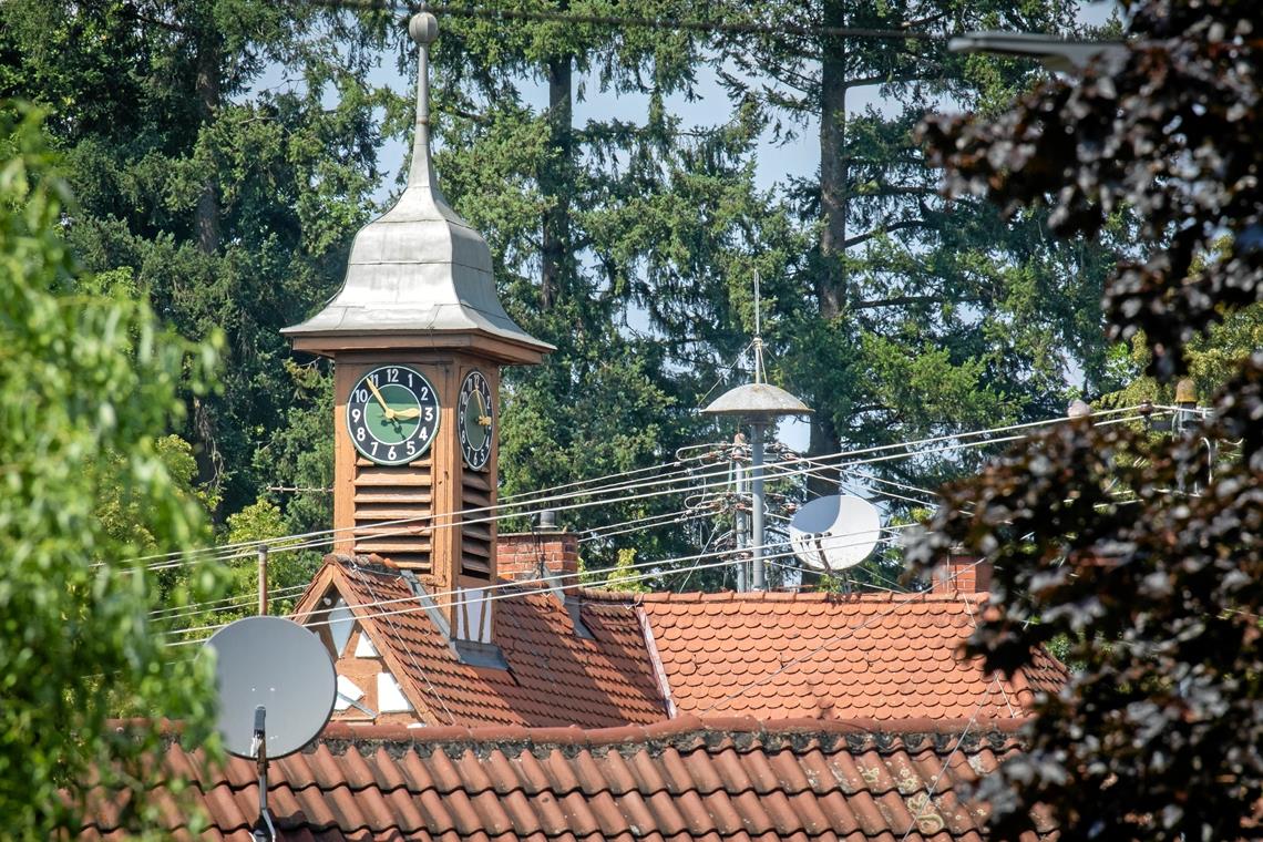 Rückkehr der Sirenen gefordert Sirenen – wie hier auf dem Steinbacher Rathaus – sind im Laufe der vergangenen Jahrzehnte rar geworden auf den deutschen Dächern. Foto: A. Becher
