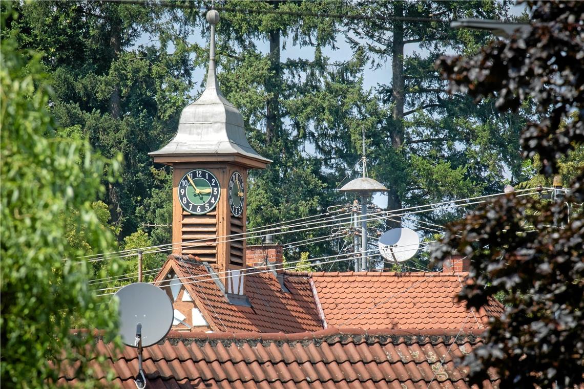 Sirenen – wie hier auf dem Steinbacher Rathaus – sind rar geworden auf den deutschen Dächern. Nun soll das Sirenennetz wieder ausgebaut werden. Dafür gibt es eine Förderung. Kirchberg verfügt aktuell über keine Sirenen im Ort. Foto: A. Becher