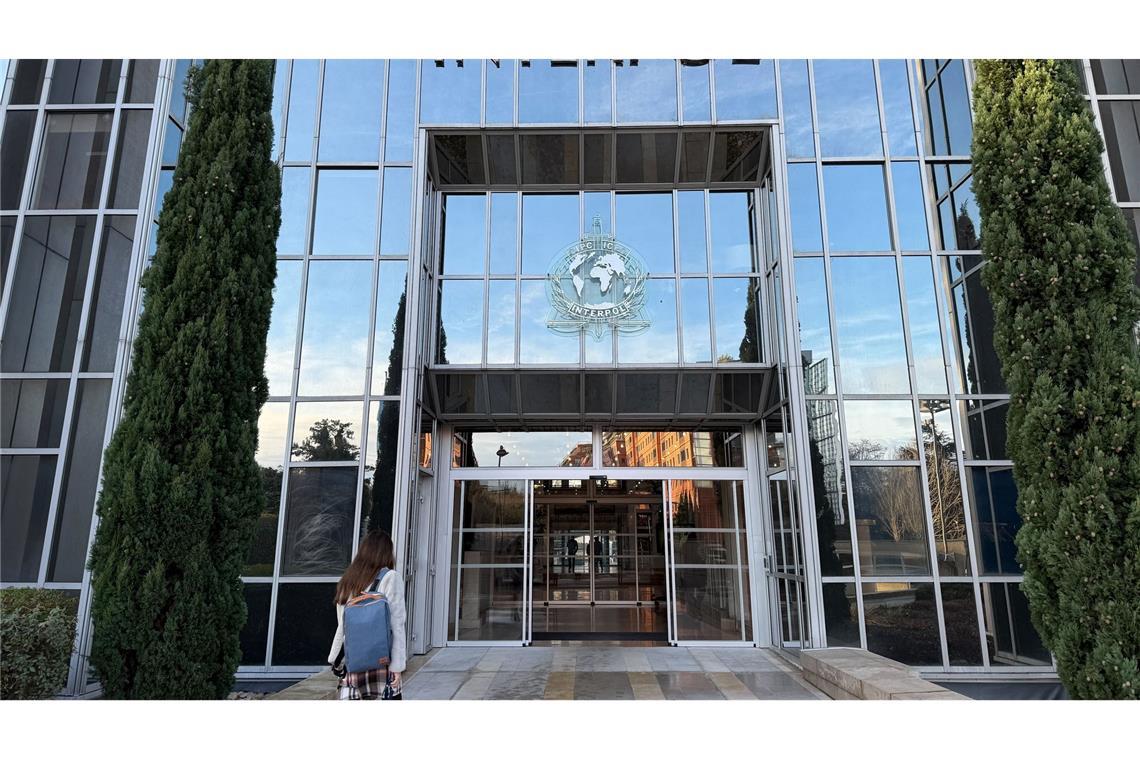 Sitz von Interpol in Lyon (Archivbild). Vor mehr als 20 Jahren wurde ihre Leiche in einer Regentonne in Frankreich gefunden - nun ist die Frau identifiziert und ein Verdächtiger geschnappt.