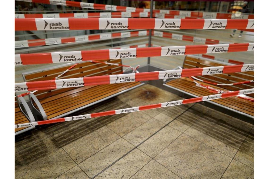 Debatte um Lockerungen nimmt wieder Tempo auf Sitzbänke im Kölner Hauptbahnhof sind abgesperrt. Foto: Oliver Berg/dpa