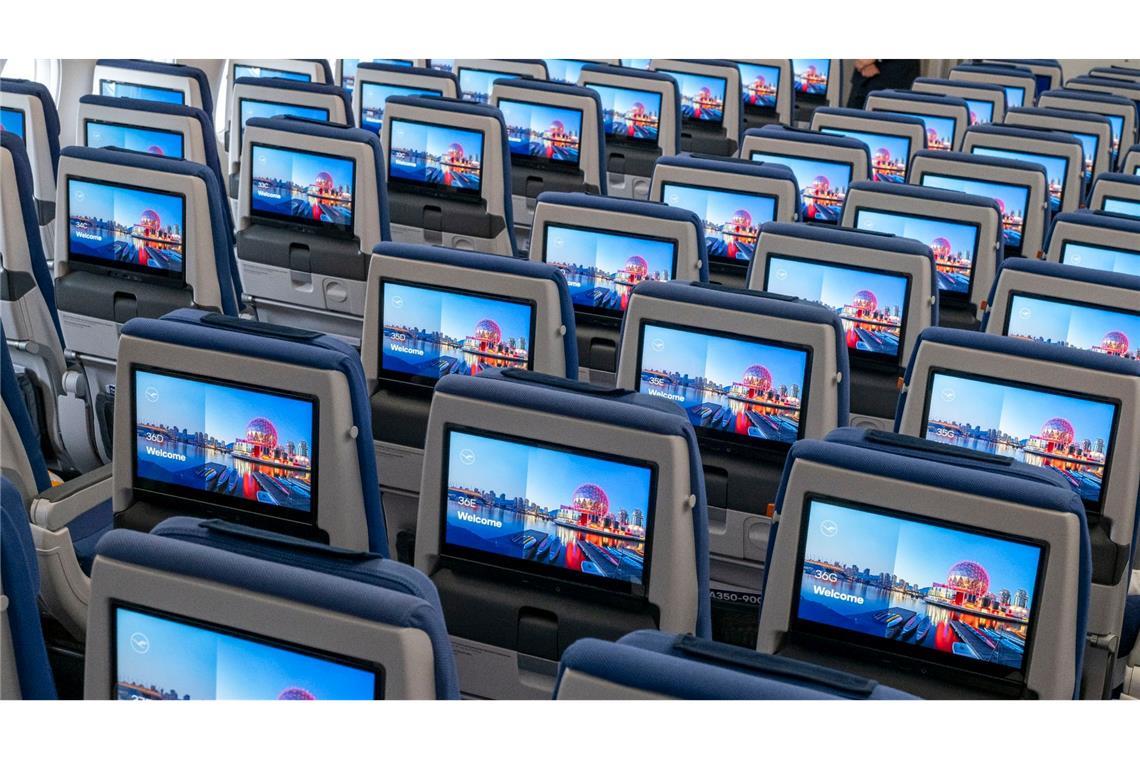 Sitze der Economy Class bei der Lufthansa mit Bildschirmen während der Vorstellung von "Allegris" in einem Lufthansa-Airbus A350-900. Mit "Allegris" ist ein neues Kabinenkonzept gemeint, das eine neue Bestuhlung für alle vier Reiseklassen bedeutet soll.