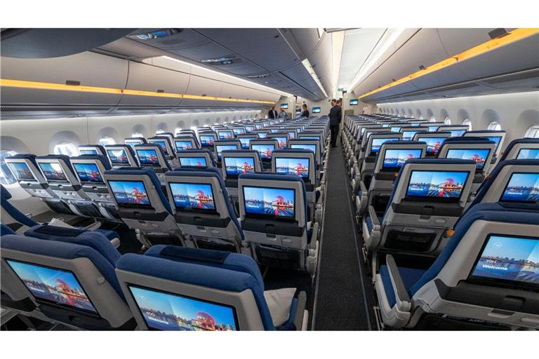 Sitze der Economy Class mit Bildschirmen während der Vorstellung von Lufthansa "Allegris" in einem Airbus A350-900. Mit dem Kunstbegriff "Allegris" ist ein neues Kabinenkonzept gemeint, das eine neue Bestuhlung für alle vier Reiseklassen der Langstreckenflugzeuge bedeutet soll.