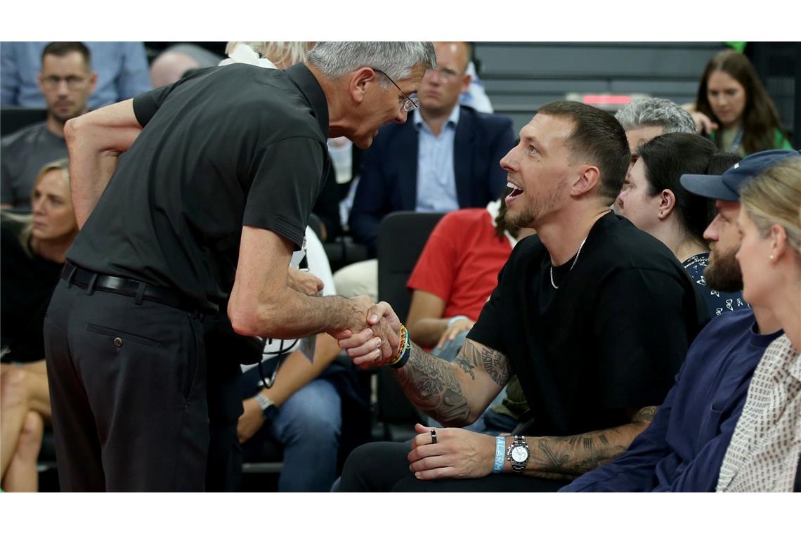 Sitzend und in zivil: So will der Bundestrainer Daniel Theis nicht sehen.