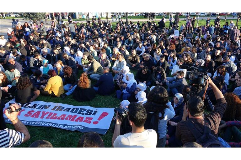 Sitzstreik und Protest in Diyarbakir: "Der Wille des Volkes kann nicht ignoriert werden".