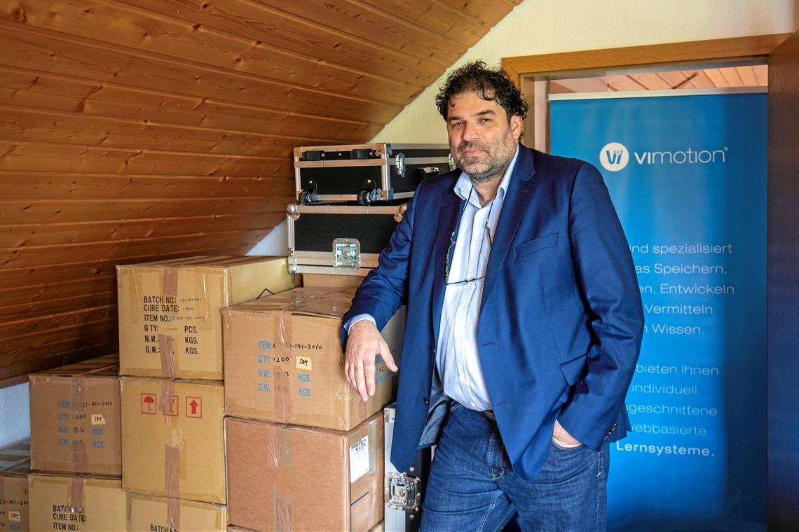 E-Learning-Spezialist verlässt Althütte Sitzt in Althütte auf gepackten Kisten: Vimotion-Geschäftsführer Harald Grübele. Foto: A. Becher