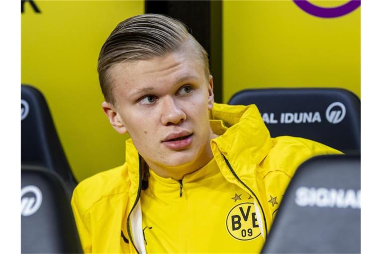 Sitzt zunächst beim Spiel gegen den FSV Mainz auf der Bank: Dortmunds Erling Haaland. Foto: David Inderlied/dpa