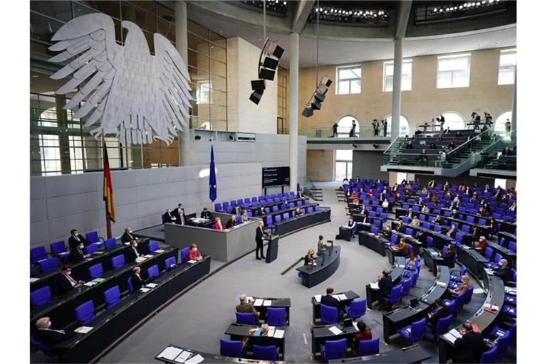 Sitzung des Bundestags. 40 Prozent halten die Demokratie für „eher schlecht“ oder „sehr schlecht“ geeignet, die Herausforderungen einer Pandemie zu meistern, 15 Prozent sind unentschieden. Foto: Michael Kappeler/dpa