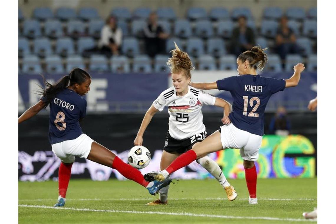 Sjoeke Nüsken musste mit den DFB-Frauen eine knappe Niederlage in Frankreich hinnehmen. Foto: Jean-Francois Badias/AP/dpa