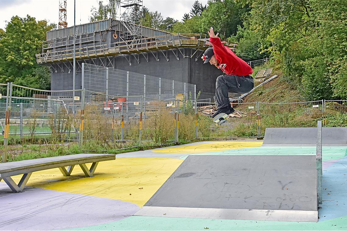 Skatepark Backnang: Mit Pastellfarben gegen die Hitze Skater Kim Dieterich aus Althütte ist von der Farbe auf dem Belag zunächst überrascht, kann ihr aber etwas abgewinnen. Fotos: Tobias Sellmaier