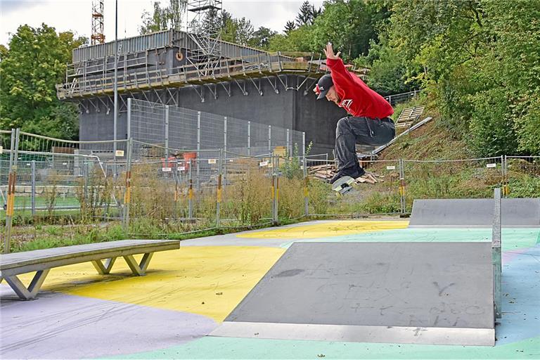 Skater Kim Dieterich aus Althütte ist von der Farbe auf dem Belag zunächst überrascht, kann ihr aber etwas abgewinnen. Fotos: Tobias Sellmaier
