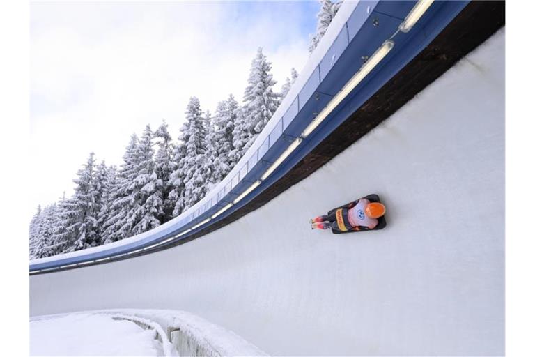 Skeleton-Pilotin Tina Hermann im Eiskanal von Altenberg auf dem Weg zum WM-Einzel-Gold. Foto: Sebastian Kahnert/dpa-Zentralbild/dpa