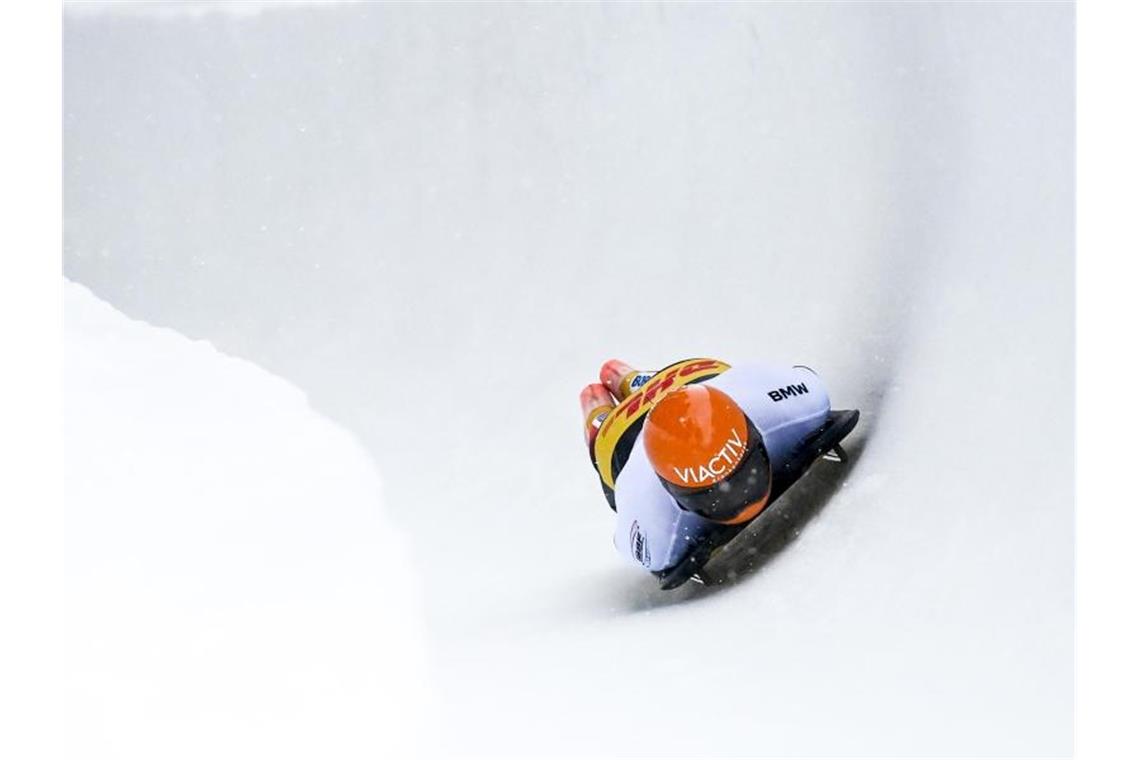 Skeletonpilot Alexander Gassner rast durch den Natureiskanal in St. Moritz. Foto: Gian Ehrenzeller/KEYSTONE/dpa