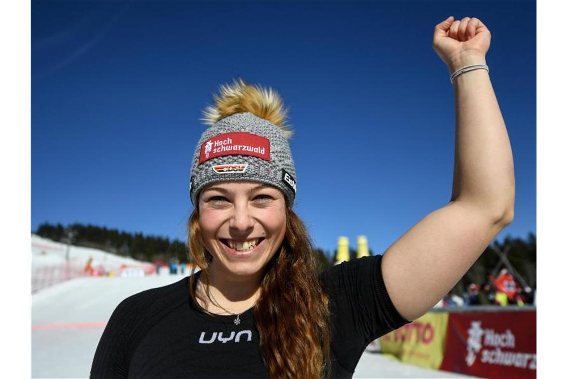 Ski Cross Weltcup. Daniela Maier aus Deutschland steht nach der Siegerehrung im Zielbereich und jubelt. Foto: Patrick Seeger/dpa/Archiv
