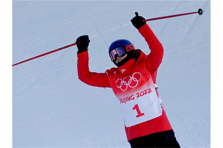 Ski-Freestyle-Star Eileen Gu siegte auch in der Halfpipe. Foto: Angelika Warmuth/dpa