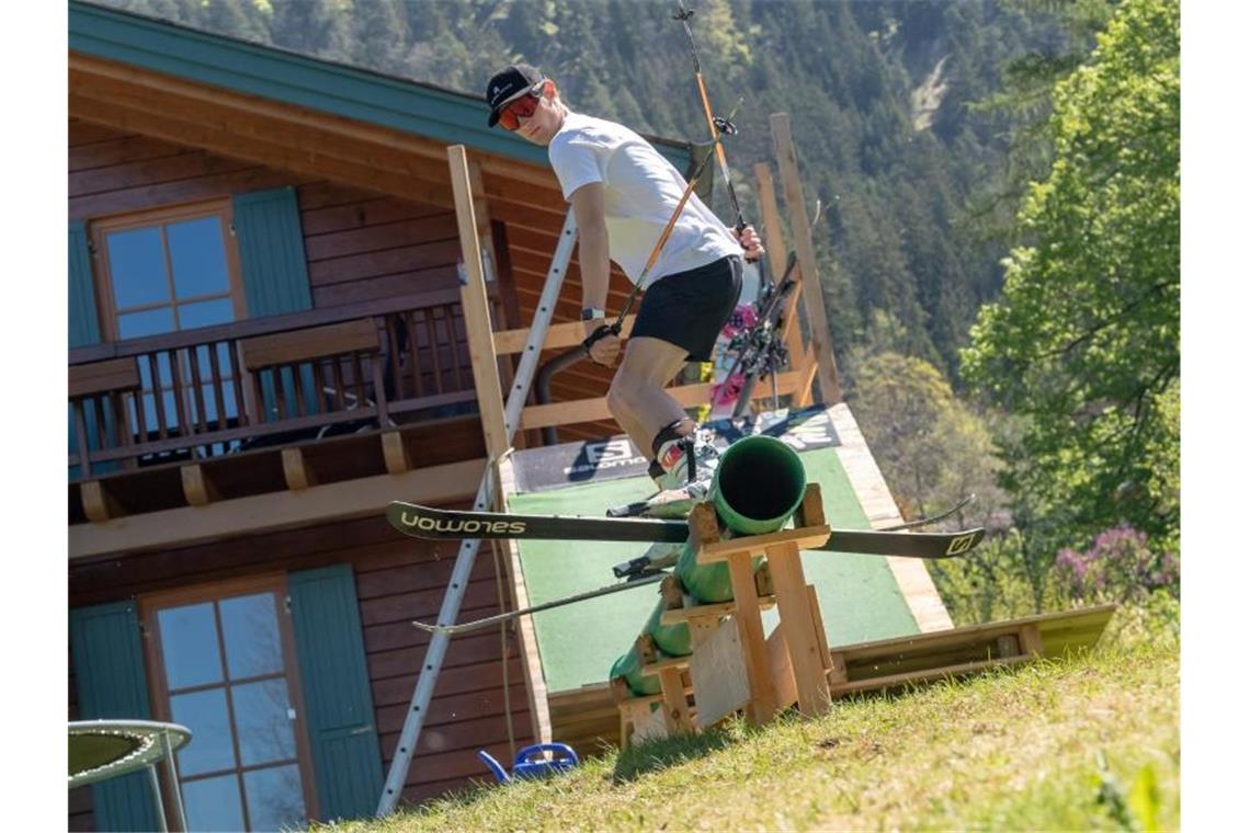 Do-it-yourself-Rampen im Garten: Wintersportler kreativ Ski-Freestyler David Zehentner baute sich Rails und eine Schanze im Garten seines Elternhauses. Foto: Peter Kneffel/dpa