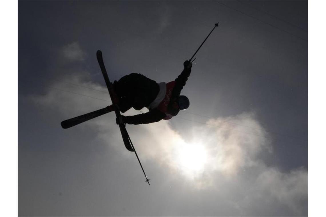 Das war die Olympia-Nacht Ski-Freestyler Nico Porteous aus Neuseeland siegte in der Halfpipe. Foto: Francisco Seco/AP/dpa