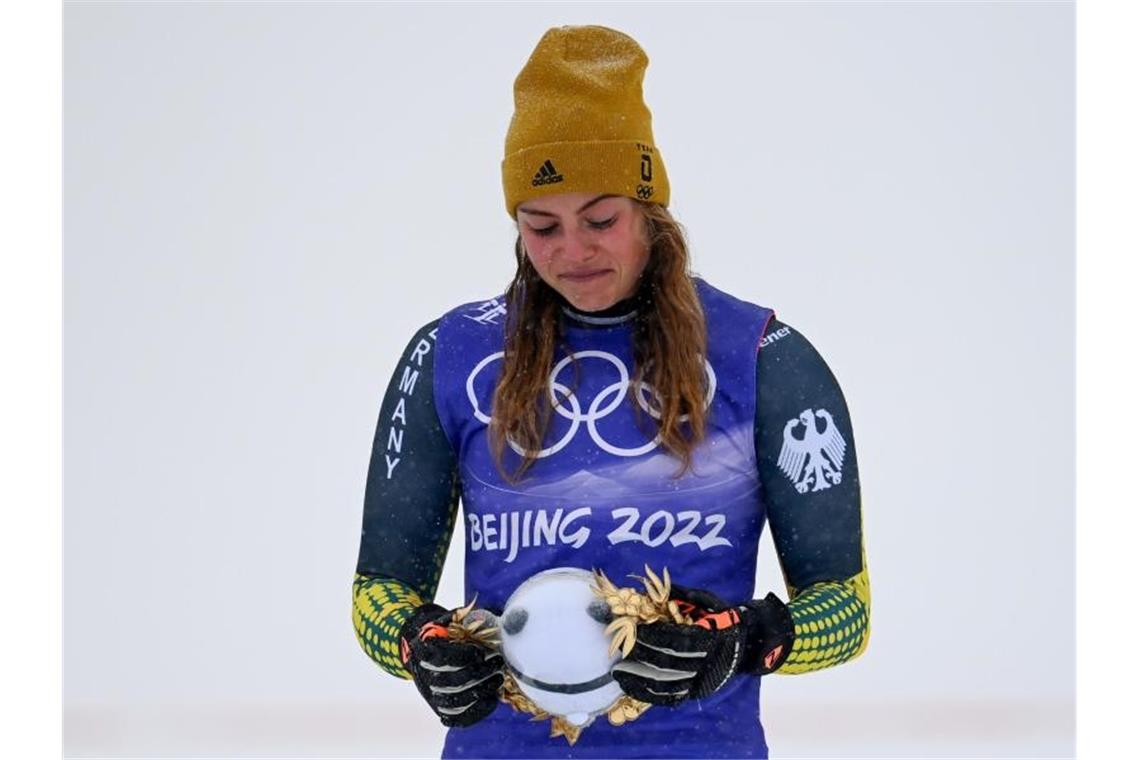 Kombinierer und Skicrosser holen Medaillen - Walijewa Vierte Skicrosserin Daniela Maier kämpft während der Flower Ceremony nach ihrem Bronze-Erfolg mit den Tränen. Foto: Angelika Warmuth/dpa