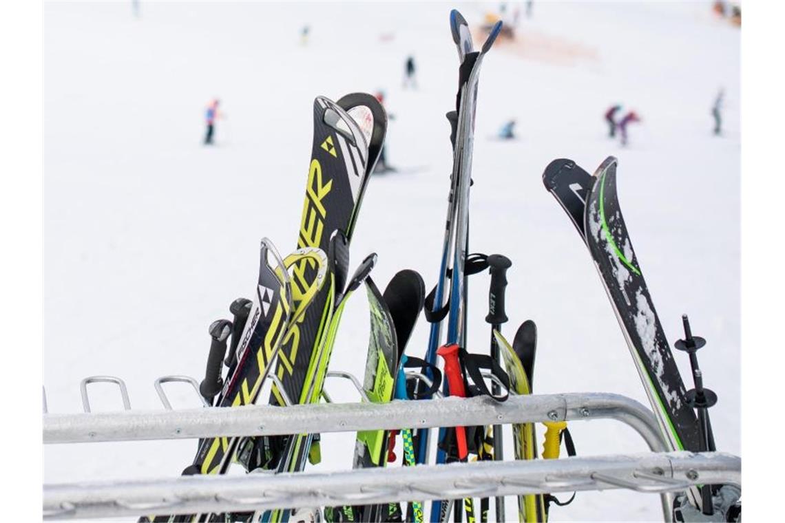 Skiliftbetreiber im Südwesten leiden unter dem milden Winter Skier und Skistöcke stehen in einer Halterung nahe der Talstation der Feldbergbahn. Foto: Philipp von Ditfurth/dpa/Archivbild