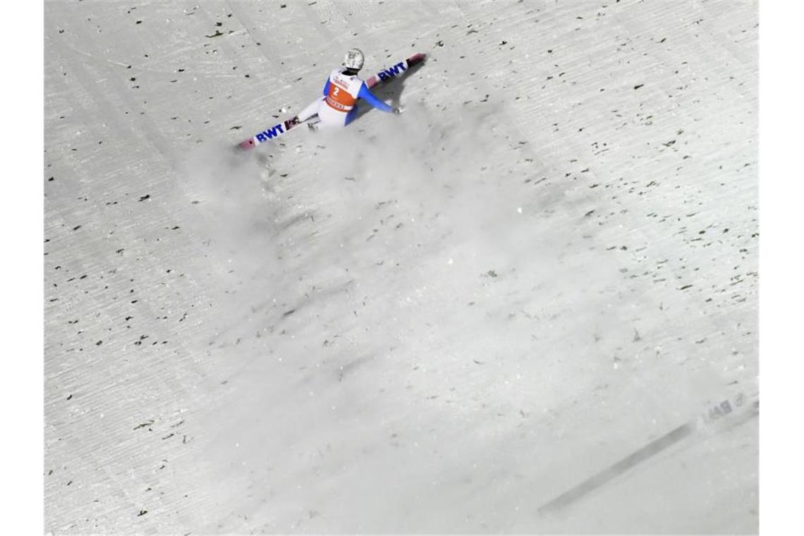 Skispringer Eisenbichler siegt erneut - „Zeigt, wie es geht“ Skiflug-Weltmeister Daniel Andre Tande hat sich bei seinem Sturz am Knie verletzt. Foto: Vesa Moilanen/Lehtikuva/dpa