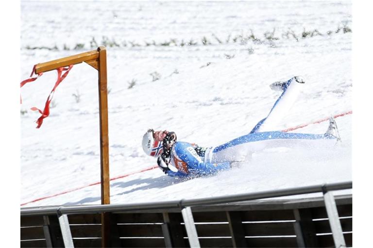 Skiflug-Weltmeister Daniel Andre Tande stürzte schwer im slowenischen Planica. Foto: Uncredited/AP/dpa