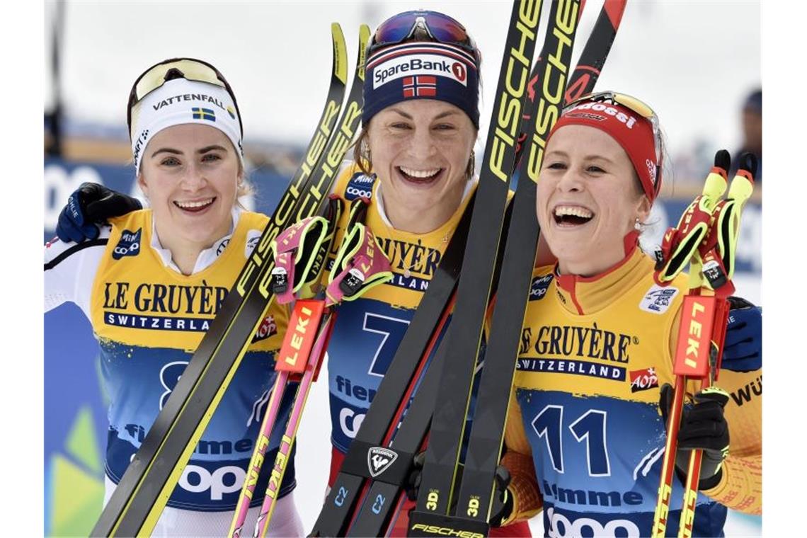 Tour de Ski: Katharina Hennig mit starkem dritten Platz Skilangläuferin Katharina Hennig (r) freut sich über ihren dritten Platz in Val di Fiemme. Foto: Jussi Nukari/Lehtikuva/dpa