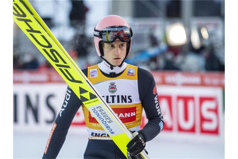 Skispringer Karl Geiger bereitet sich fokussiert auf einen Sprung vor. Foto: Urs Flueeler/KEYSTONE/dpa