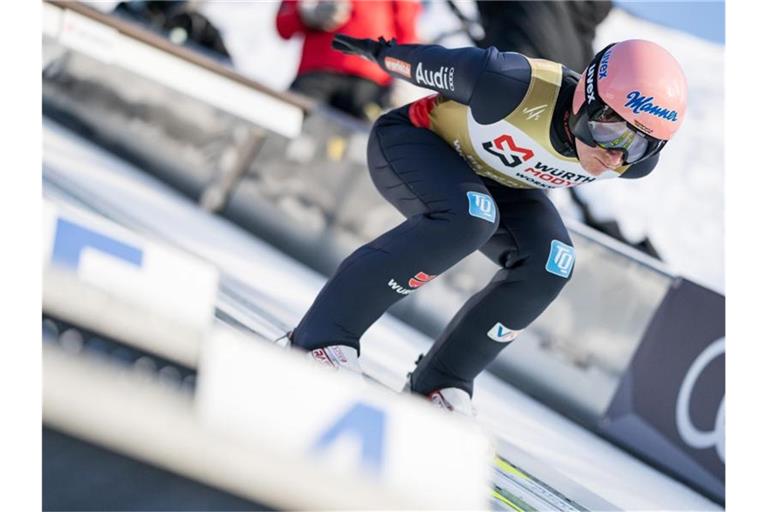 Skispringer Karl Geiger hat beim Einzel in Vikersund keine Medaillenchancen mehr. Foto: Dominik Berchtold/Fa/dpa