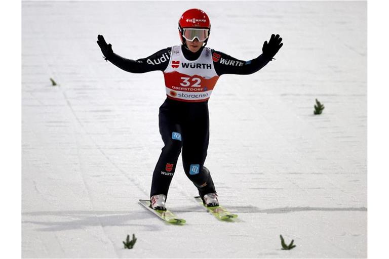 Skispringerin Katharina Althaus bei der Landung. Foto: Karl-Josef Hildenbrand/dpa