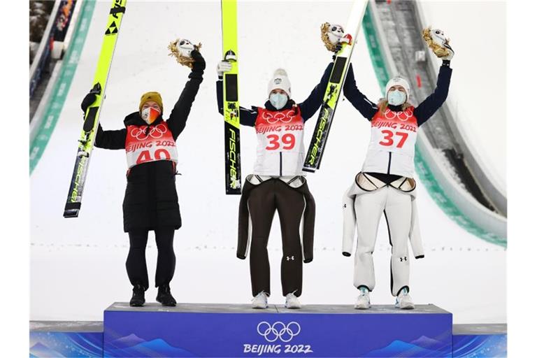 Skispringerin Katharina Althaus (l) freut sich bei der Siegerehrung über ihre Silbermedaile. Foto: Daniel Karmann/dpa